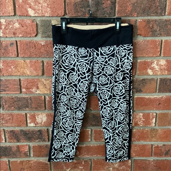 Lululemon Black White Rose Posey Print Real Quick Crop Legging Capri - Picture 3 of 10